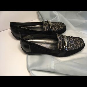 Size 9 AK Anne Klein iflex leopard print loafers.